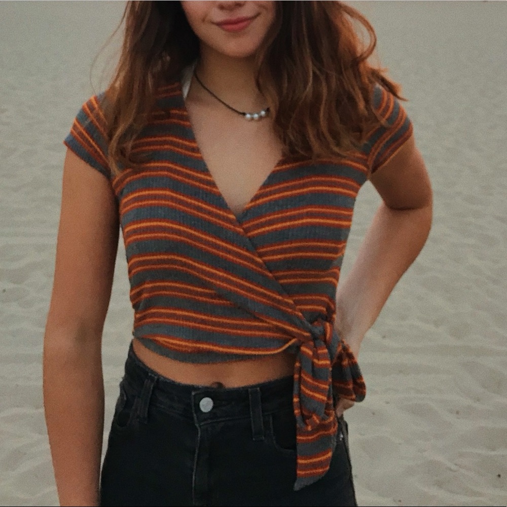 UO side-tie orange and grey shirt🧸